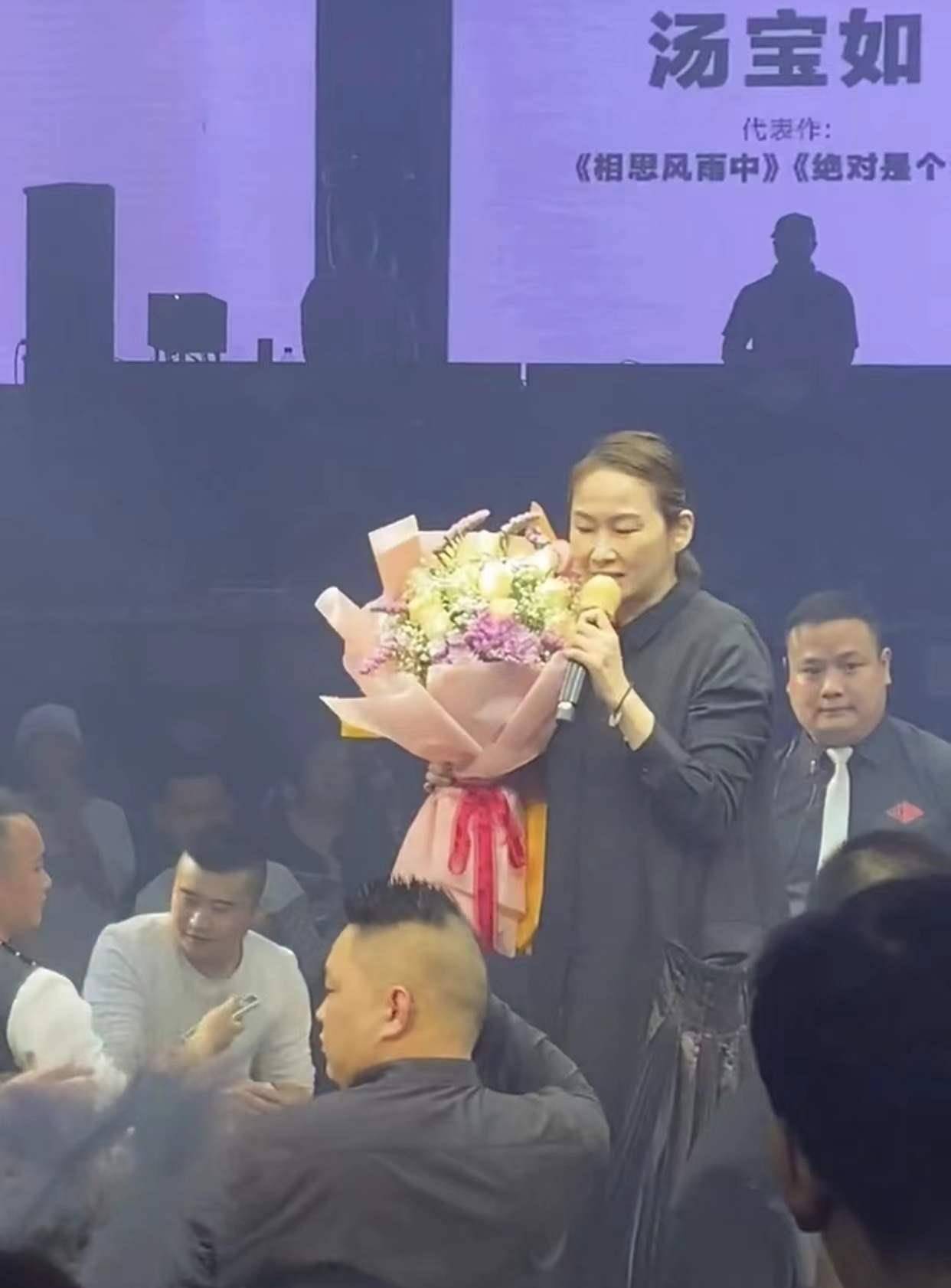 50岁汤宝如近况曝光,现身内地酒吧卖力商演,儿子已14岁却仍未婚