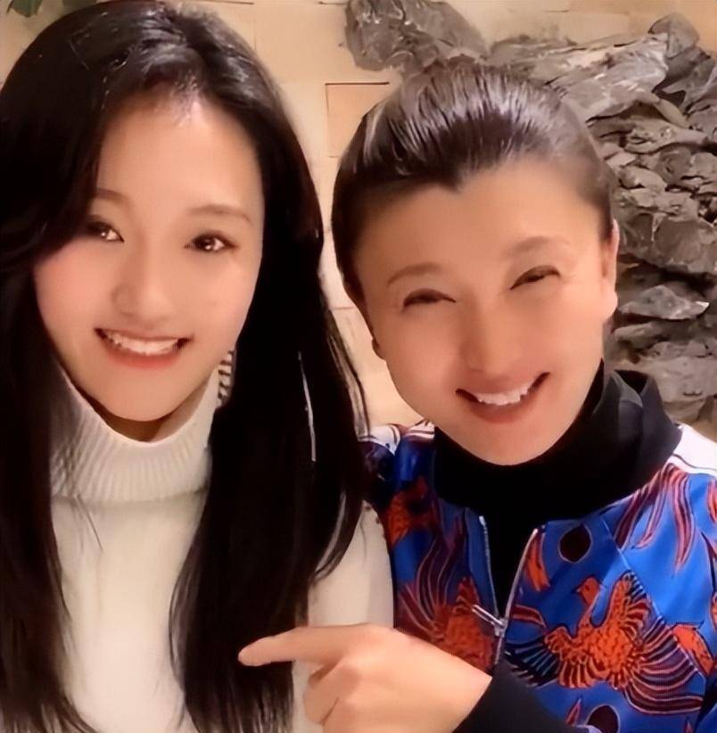 "闫学晶女儿"为何拔掉父亲的氧气管,哭诉后悔带他出国?