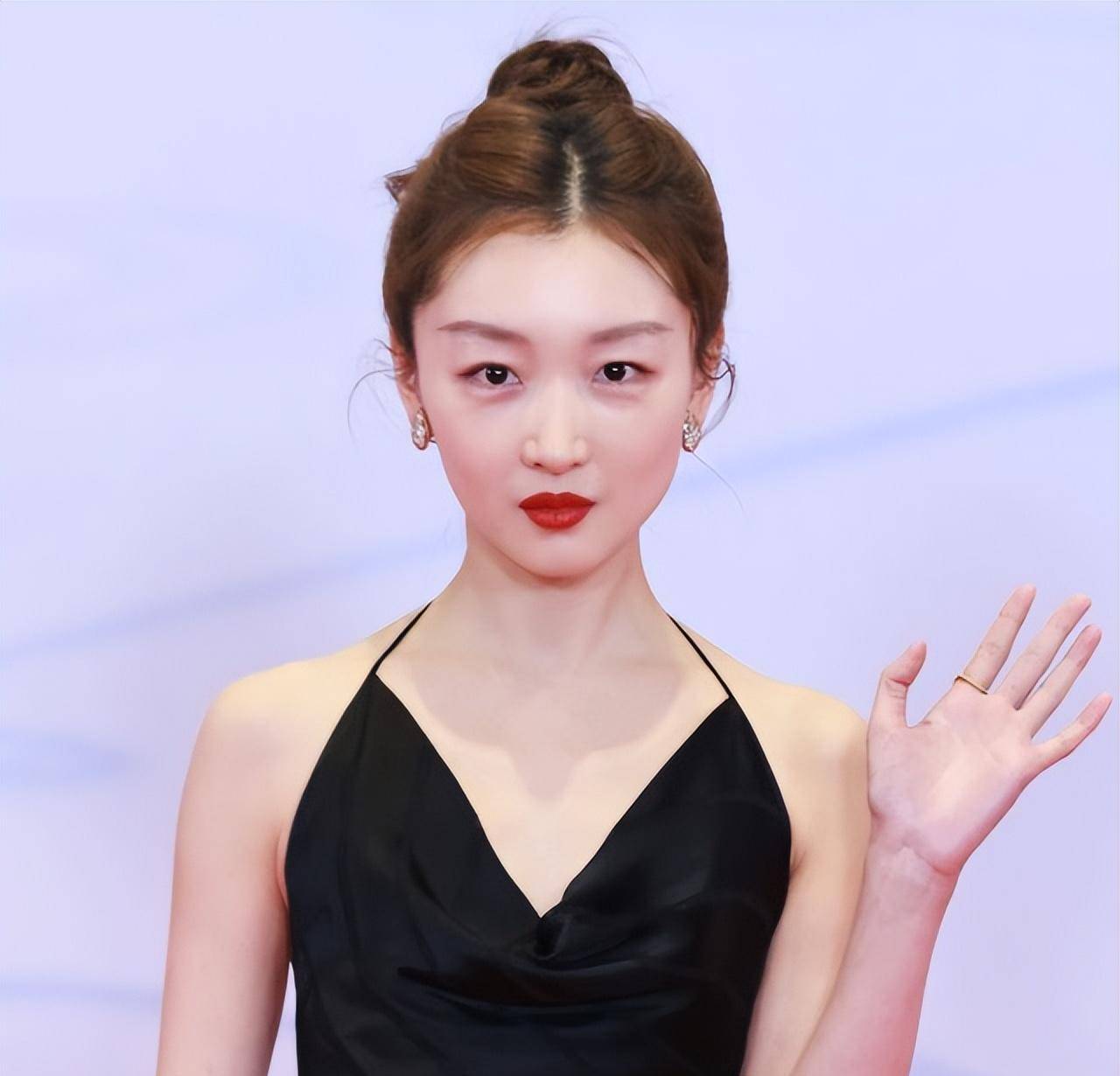 周冬雨黑裙身材干瘪,两代谋女郎同场比拼_时候_状态_事实