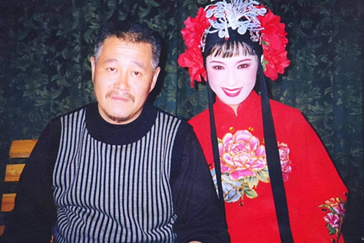 闫学晶参加商演捞金，场地简陋尘土飞扬没有舞台，一首歌才三十万