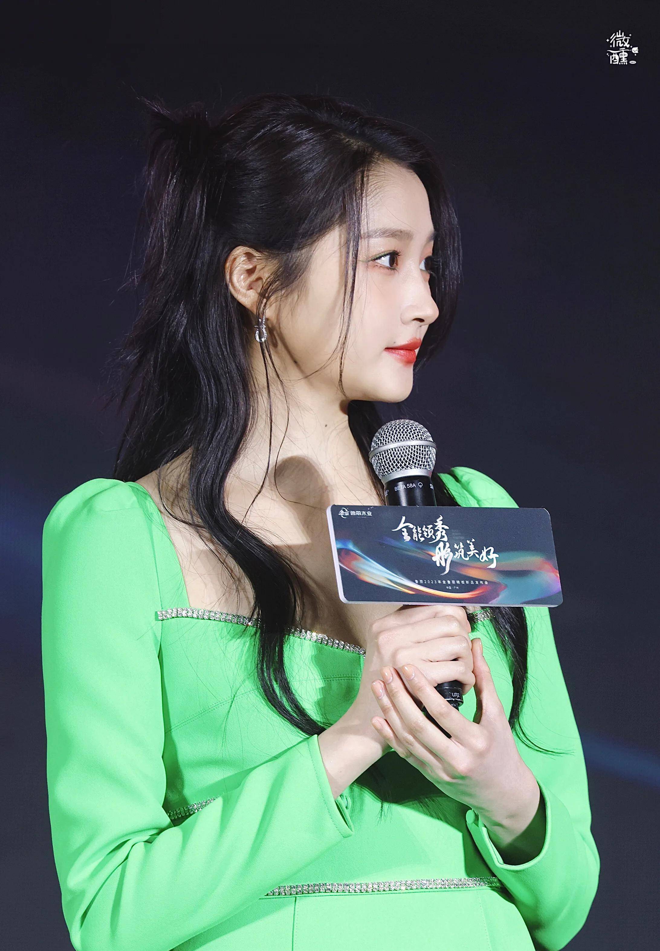 关晓彤荧光绿短裙大胆搭配,小露事业线秀大长腿