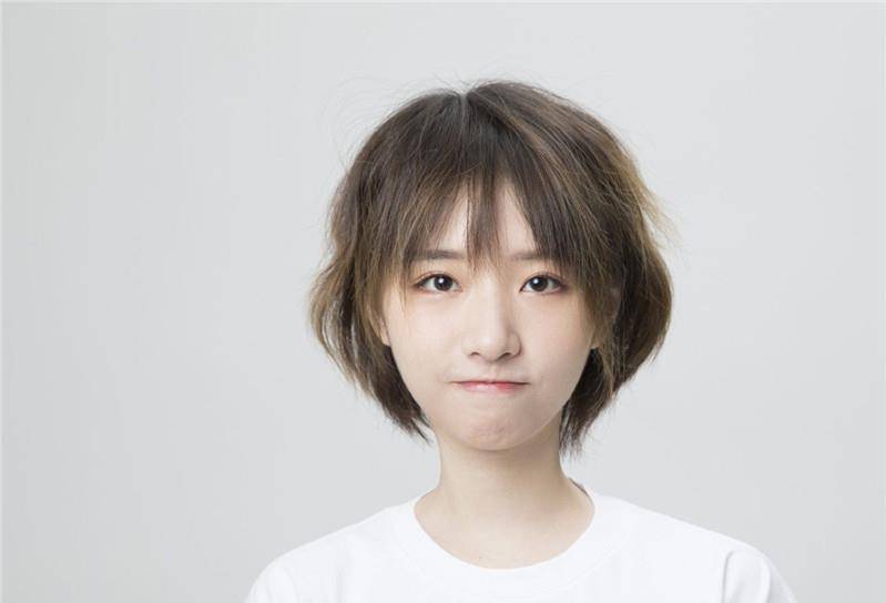 在创造101中备受争议,为了追求自己的音乐梦想,努力强大的鹿小草