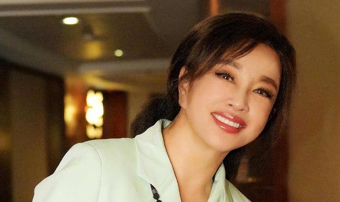 在影视剧中演出慈禧,武则天这类女王型角色,而巩俐确是在用自己前半生