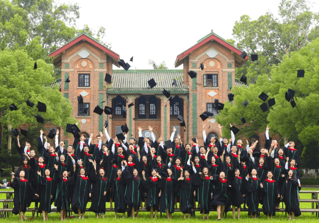 专科生不配穿"学士服"?