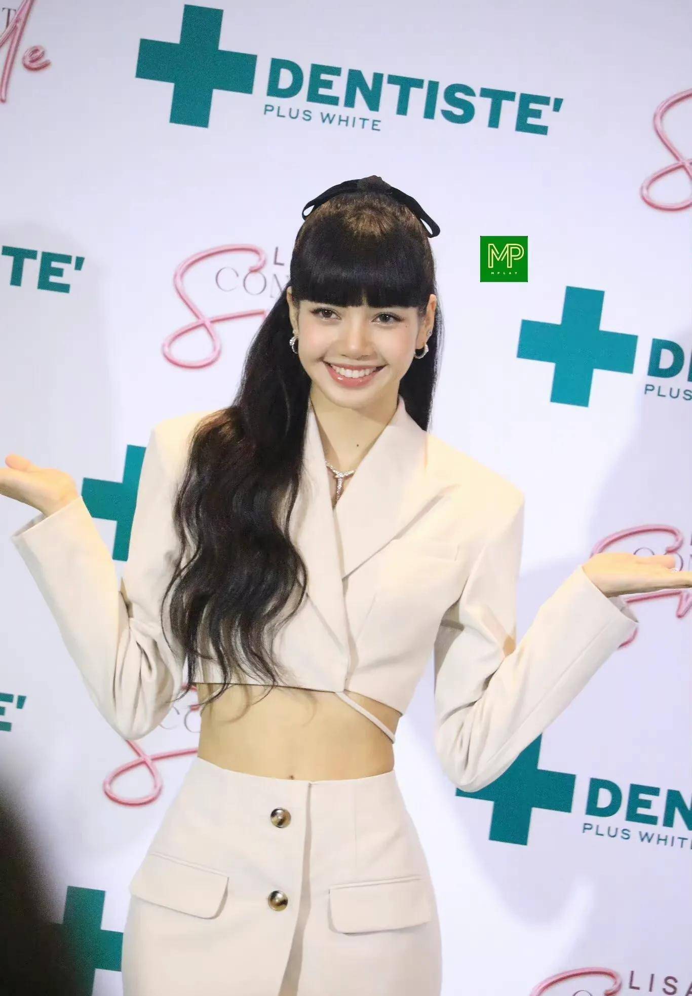 露脐装配西装裙,lisa穿出女人味,好看又显大长腿!_连衣裙_身材_露肚脐