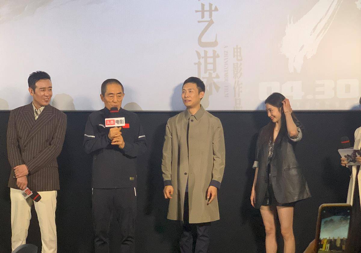 张艺谋开百万豪车上班,72岁仍精神十足,员工和助理门口迎接跟随_作品