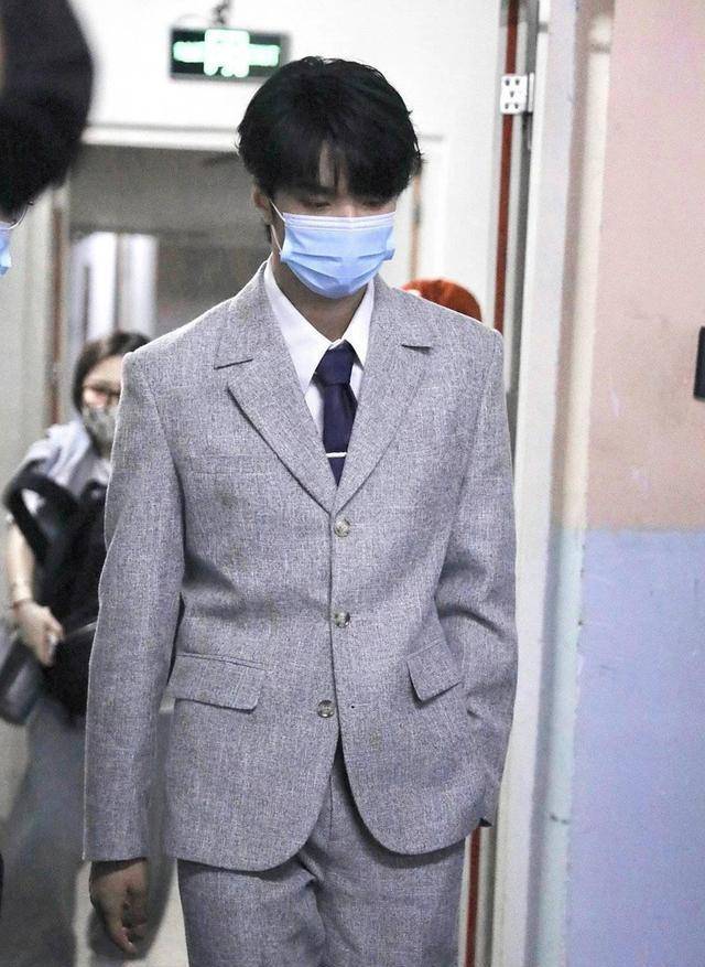 16岁刘耀文灰西装录综艺,一反前日喝椰子的奶团形象,英气十足