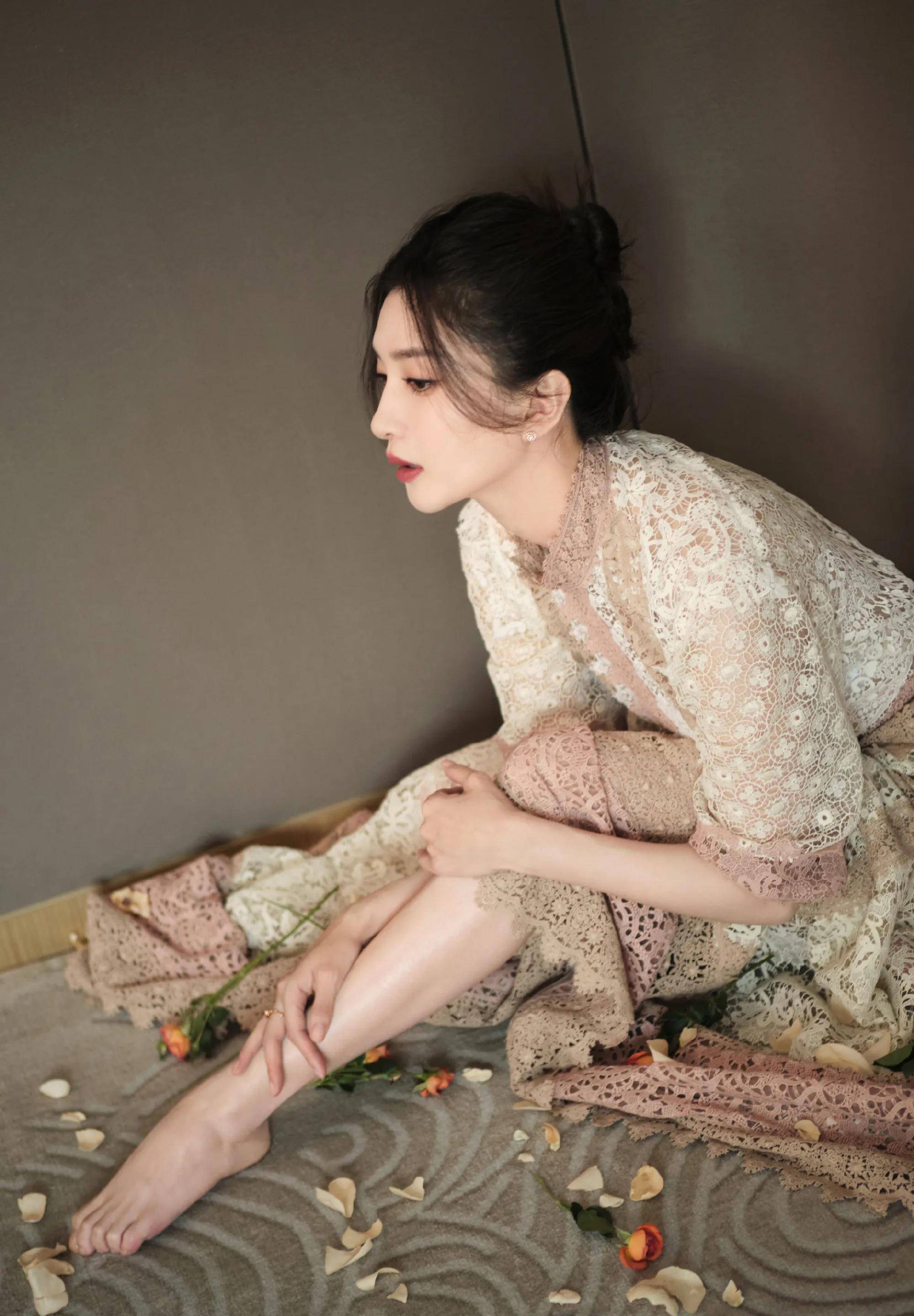 中国电影大数据盛典红毯 周冬雨穿深v骨感 林允透视装性感 袁泉飒爽