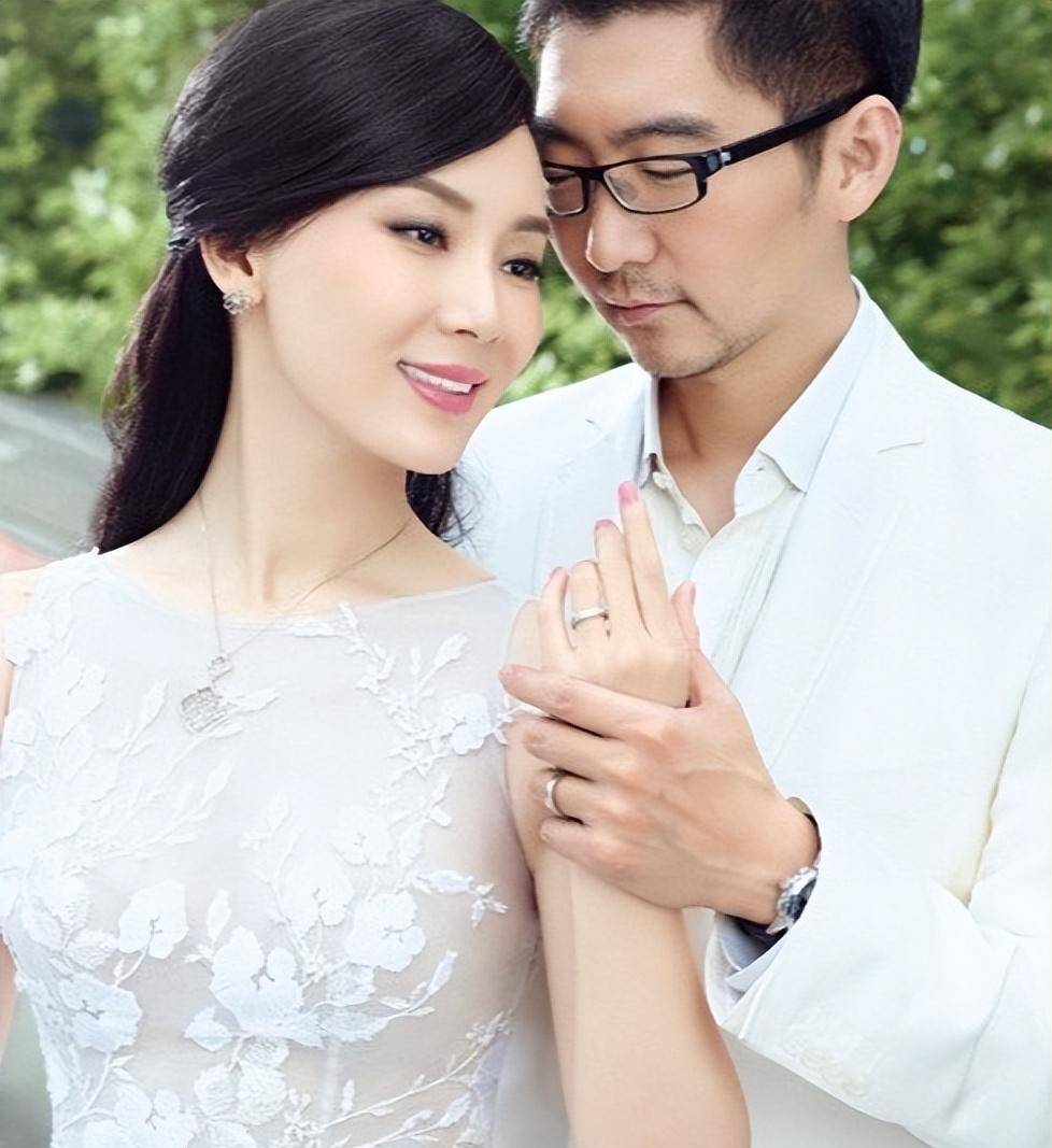 而结婚后的第一件事,便是家人们让大象改口,叫陈数为妈妈.