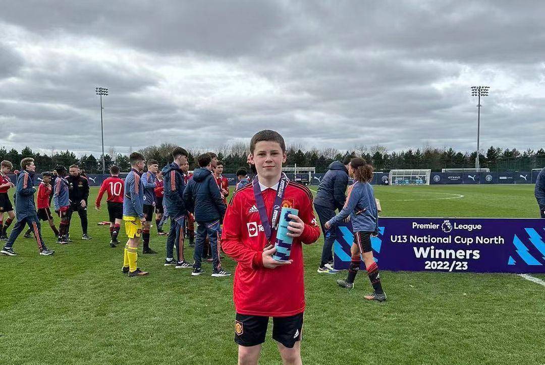 曼联传奇球星鲁尼你的大儿子凯伊-鲁尼在曼联u13对阵曼城u13的地方杯