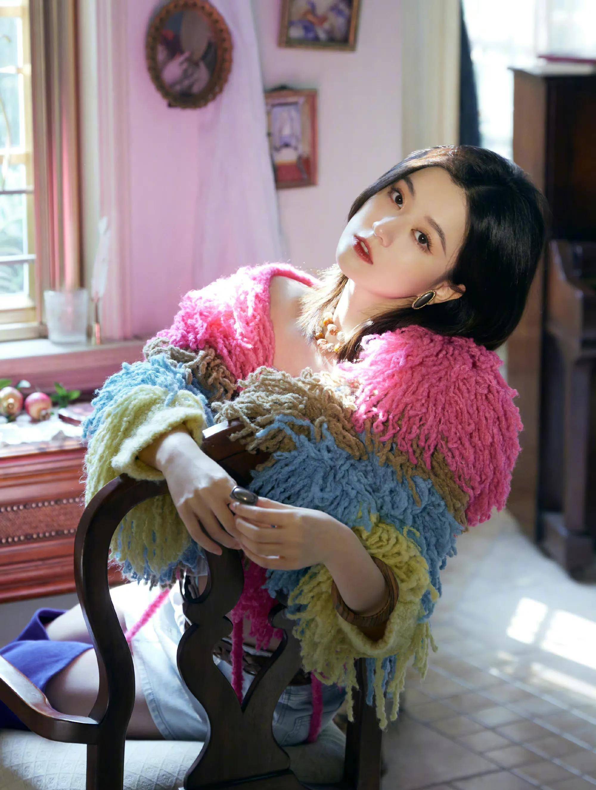 乔欣穿彩色披肩雍容华贵 慵懒惬意 露香肩秀长腿风情妩媚_围巾_侵权