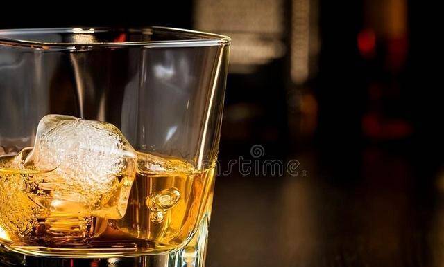 “威士忌”和“白兰地”有啥区别？喝法的差异，学会后别再喝错了