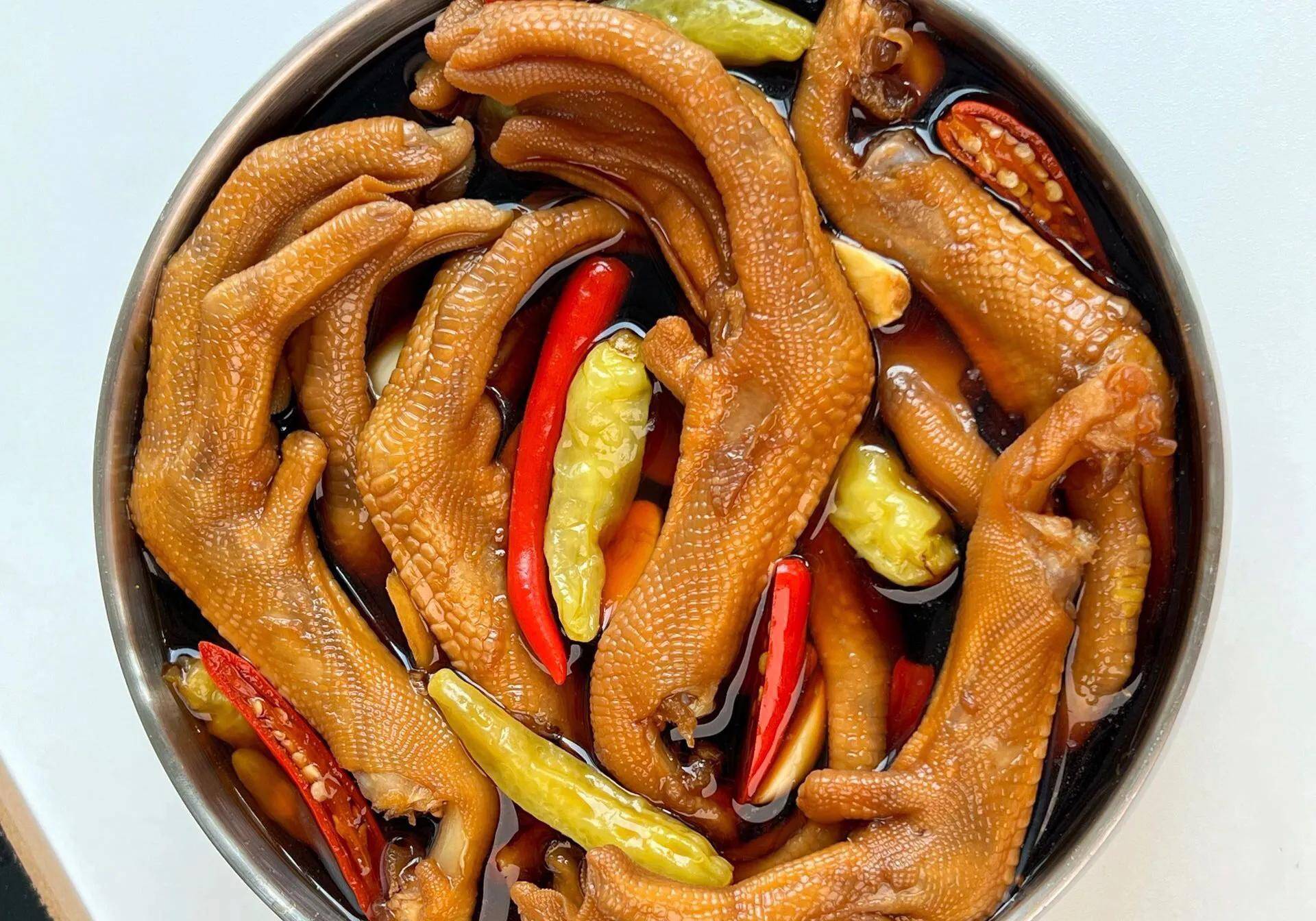 主要食材:鸭爪,小米辣,泡椒,葱段,姜片,料酒,生抽,陈醋,白糖,鸭爪软软