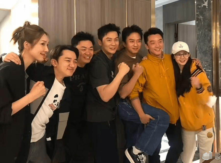 跑男合体聚餐引发交通事故,粉丝被撞现场拥挤,王宝强冯小刚也在_明星