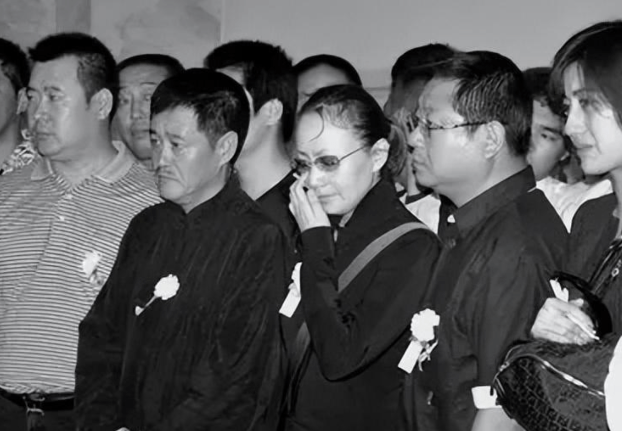 高秀敏:46岁家中离去,至伤没得到名分,何庆魁回到女子身边_张艳茹