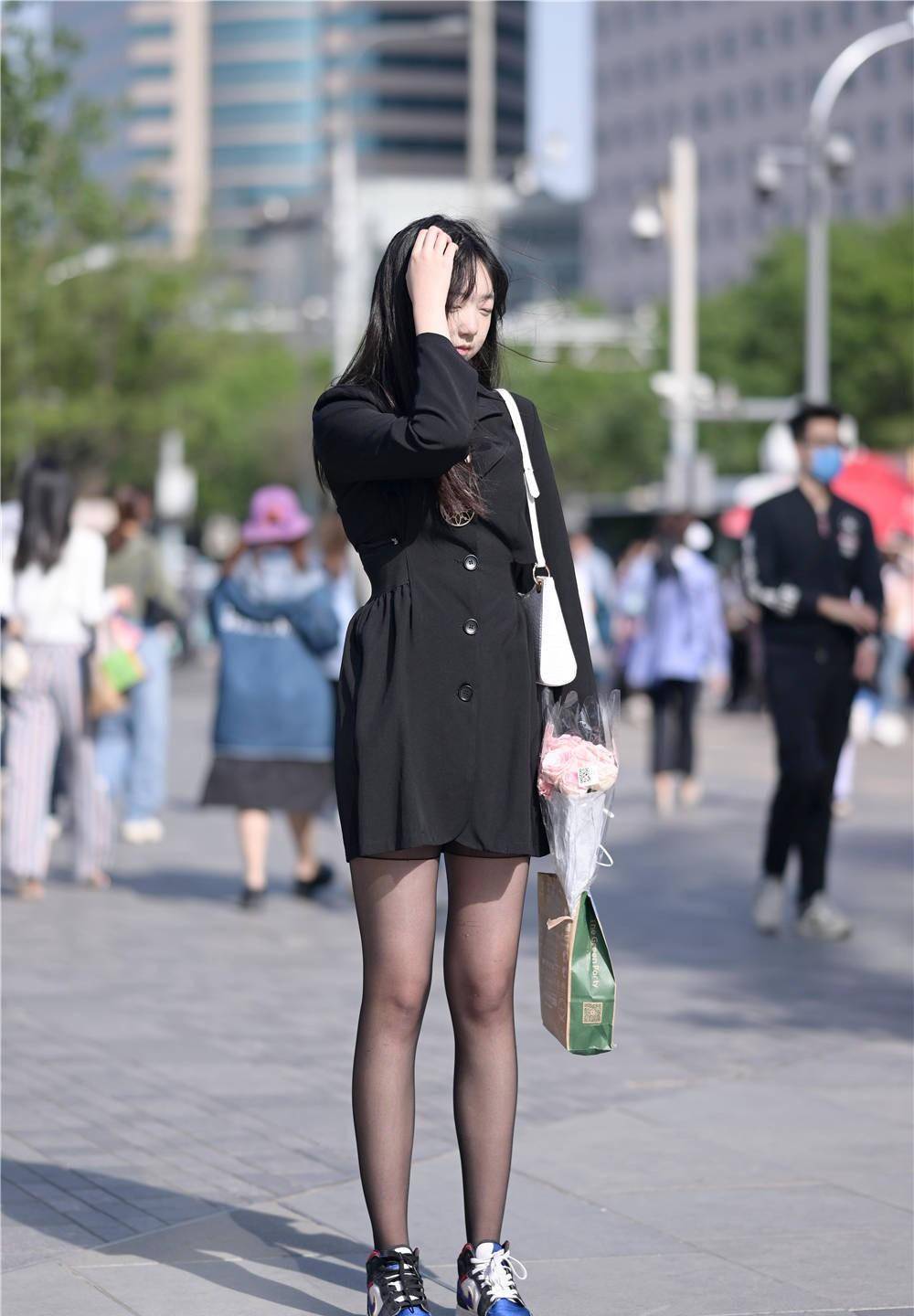 夏初时节,穿着黑色丝袜 运动鞋,年轻姑娘才会选择的搭配_款式_效果