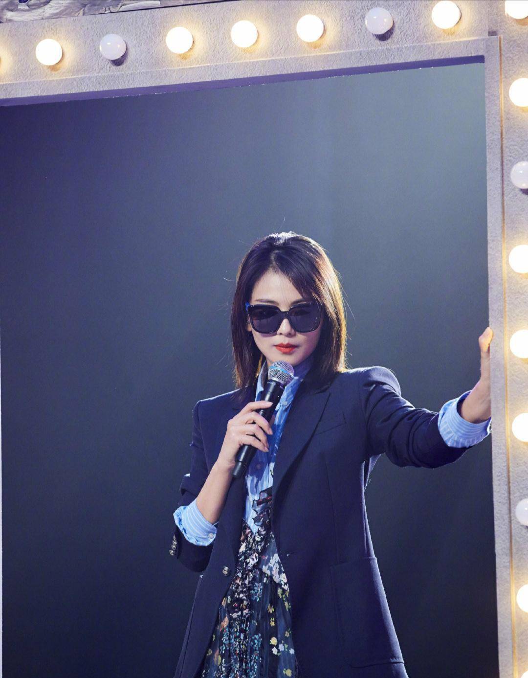 刘涛才是时尚教主,甜酷混搭风也有高级感,戴黑色墨镜扮大姐大_衣服