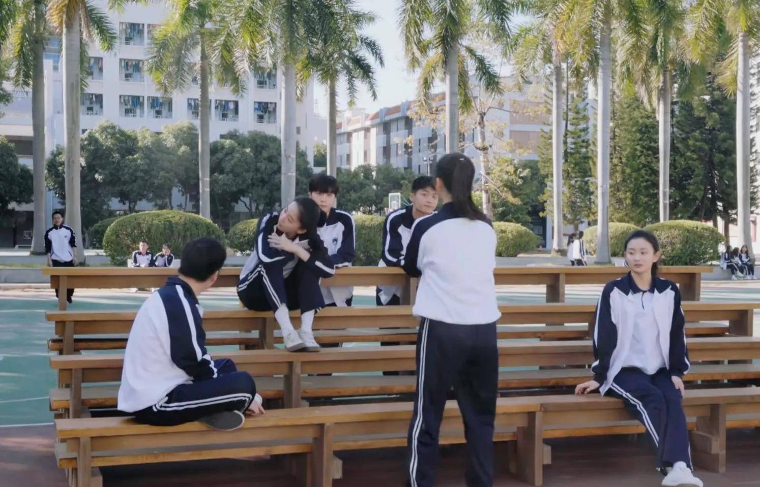 高考裹挟着十八岁成人礼仓促闯来,年少的约定无法实现,黄瀛子(杨紫饰)