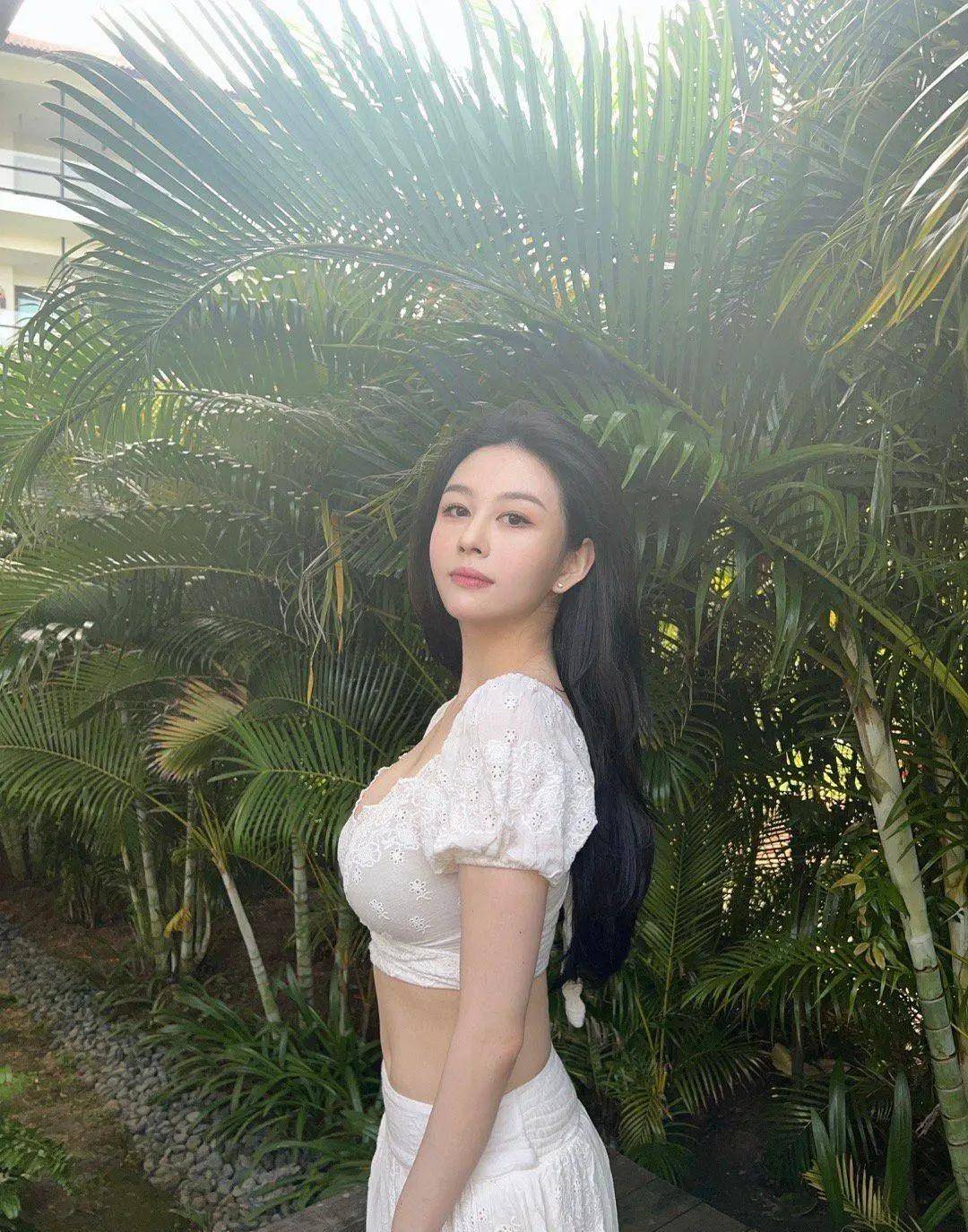 邱淑贞女儿马来西亚度假,穿露脐装难掩身材,花瓶腰大肚腩太抢镜_上衣