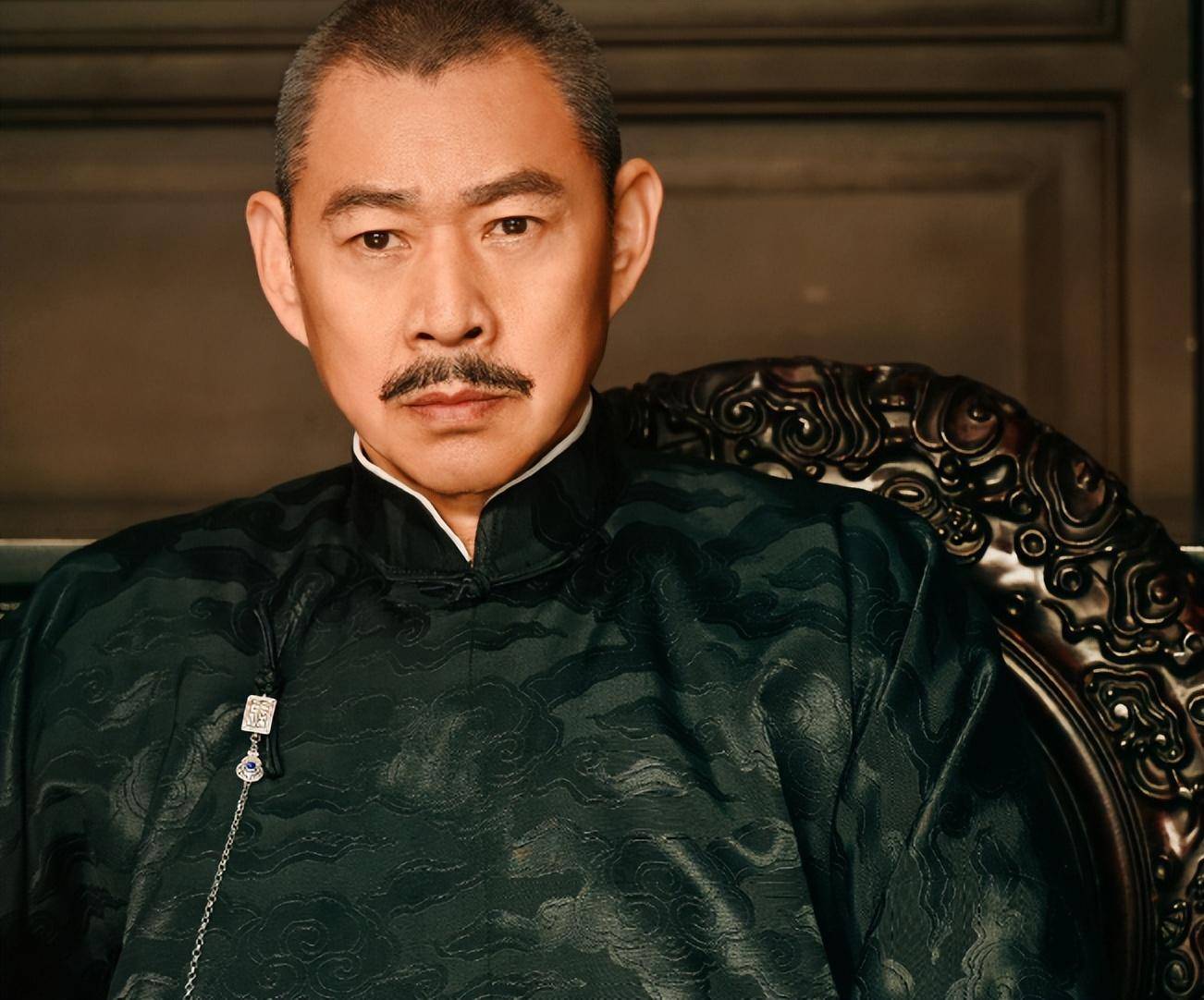 青年学生约瑟夫和陈都灵,加上老戏骨张丰毅,共同演绎光明与黑暗游戏的