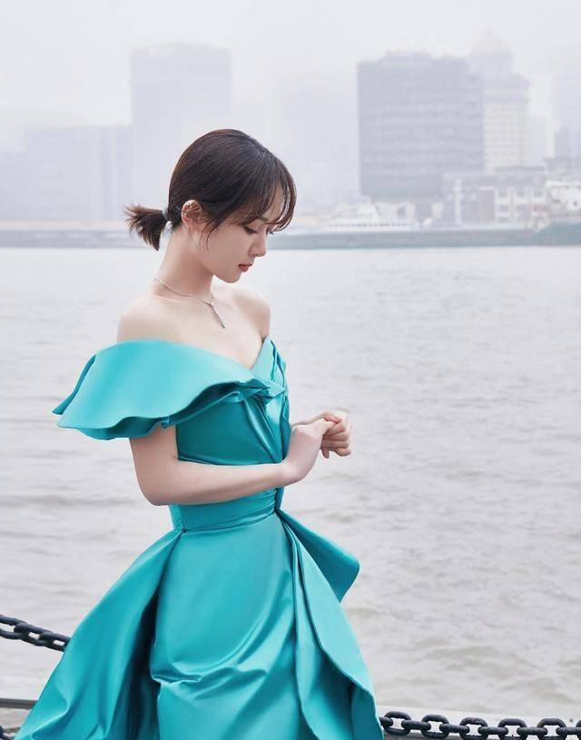 杨紫瘦下来可真美,穿一字肩礼服秀天鹅颈,小细腰大长腿好迷人_连衣裙