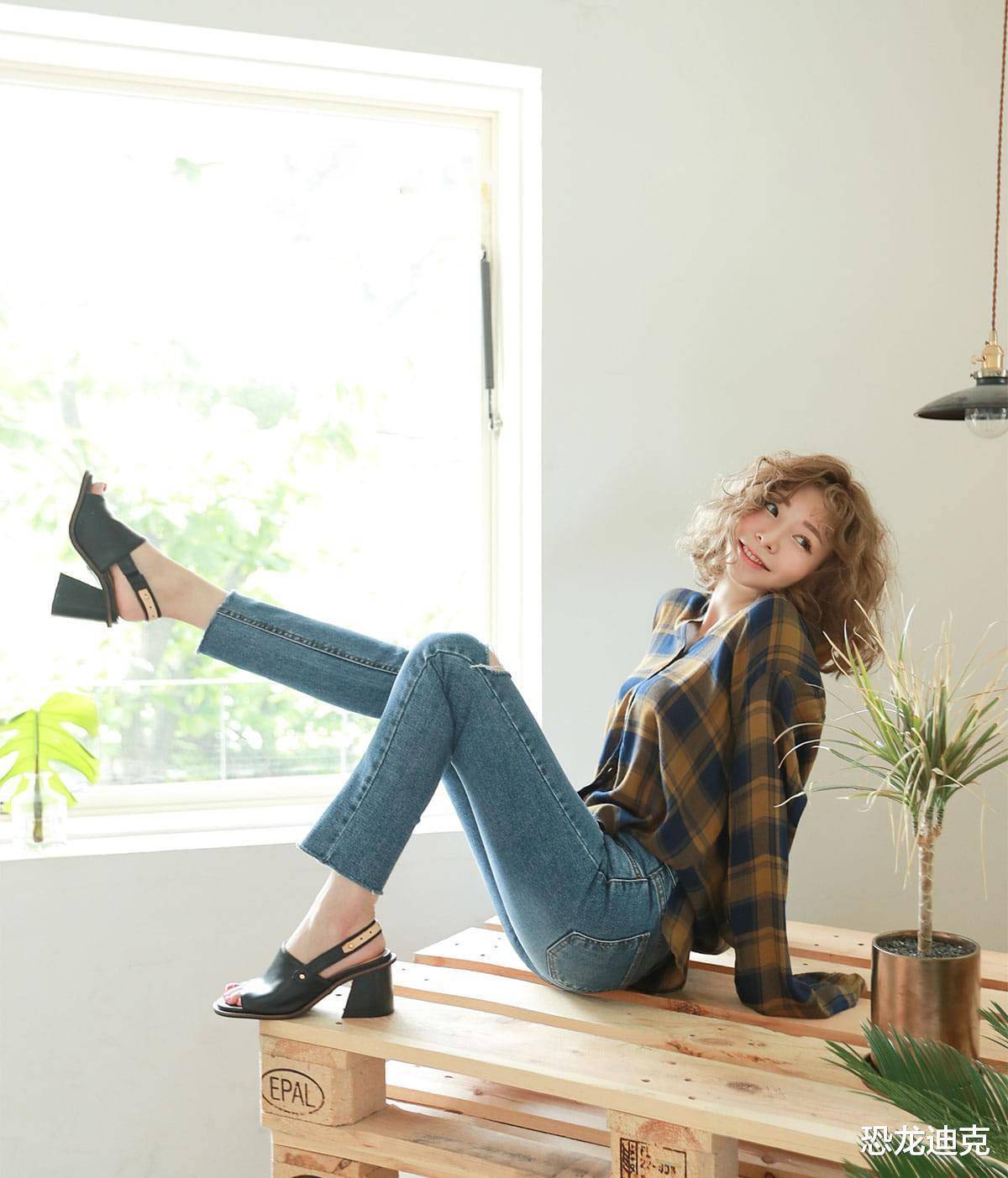 美女模特以一种放松的姿态,展现休闲又慵懒的美_痕迹_照片_pose