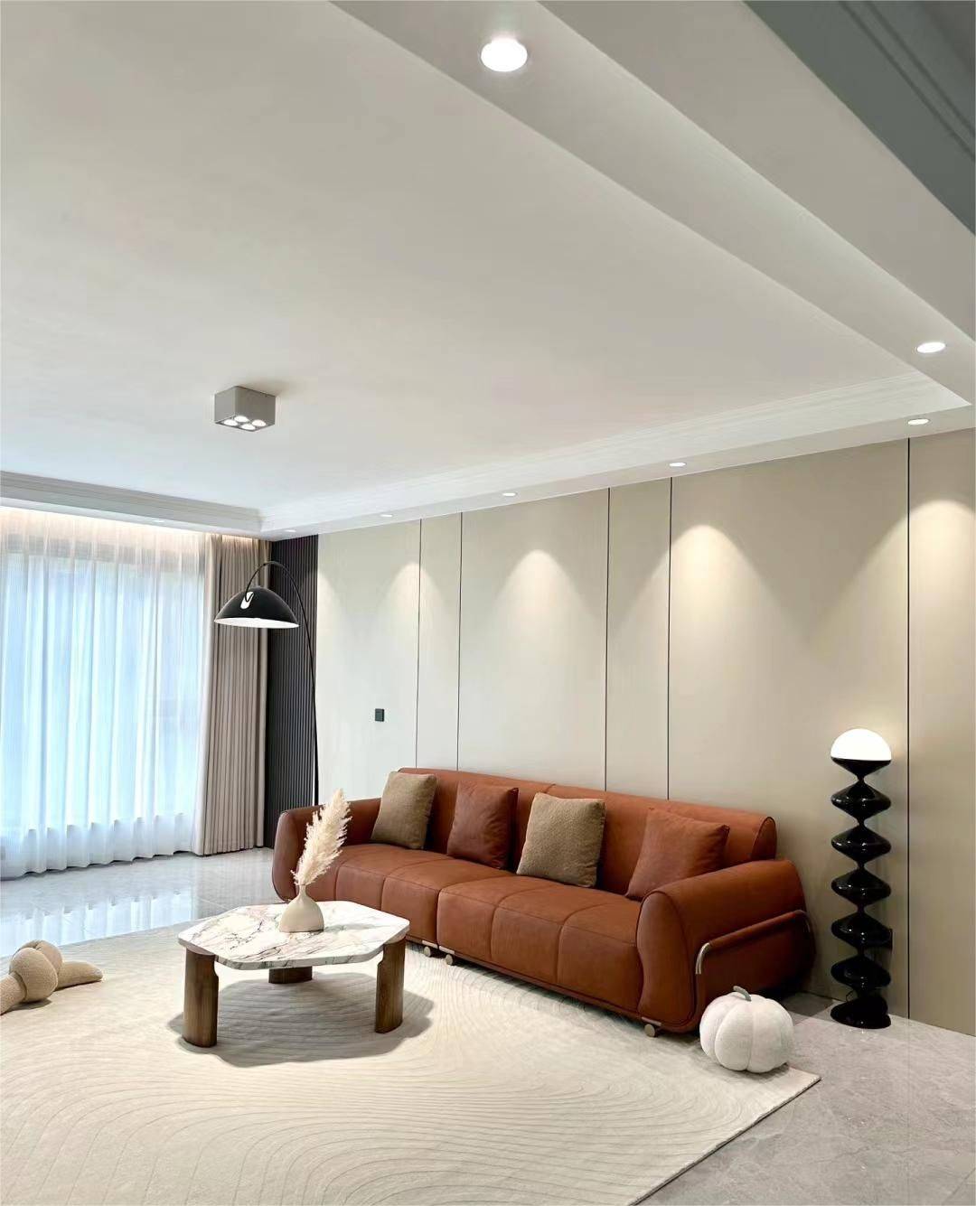 客厅空间显大,卫生好打理(4)关于卧室,墙面选择的是碳晶板布纹系列 v