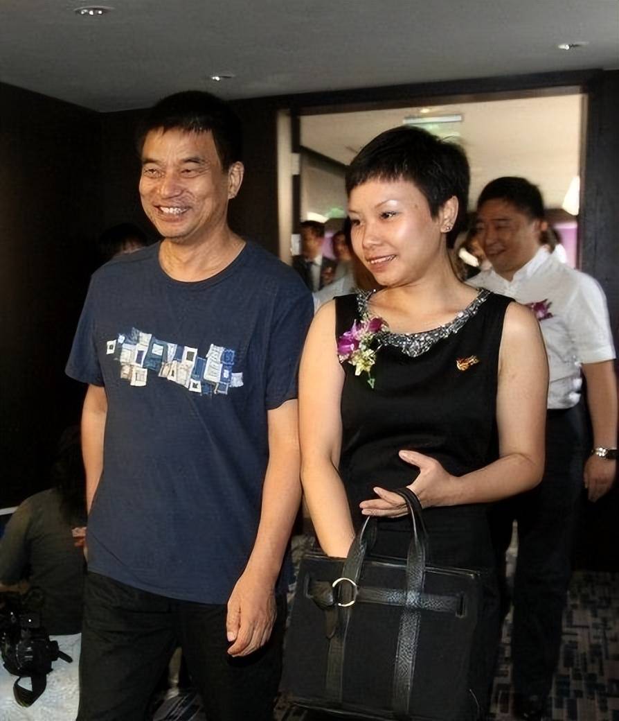 这几年新希望很多生意也是刘畅在打理,她也是成为了四川女首富.