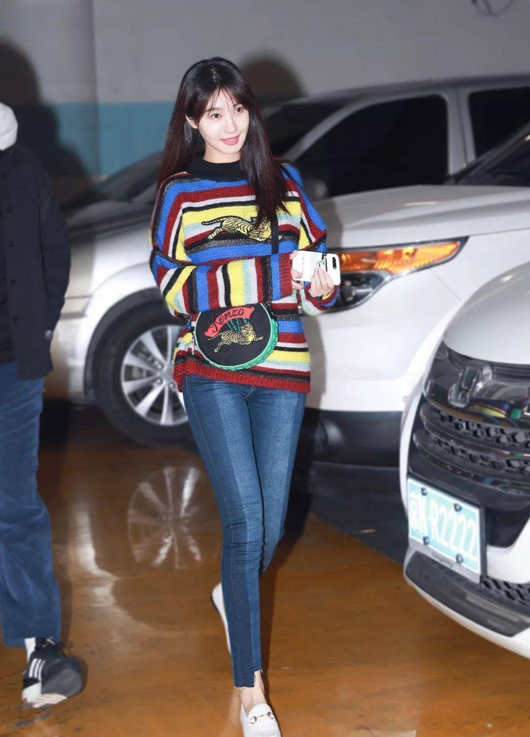 柯基臀 蚂蚁腰!李菲儿简直是行走的衣服架_黑色_香奈儿_运动鞋