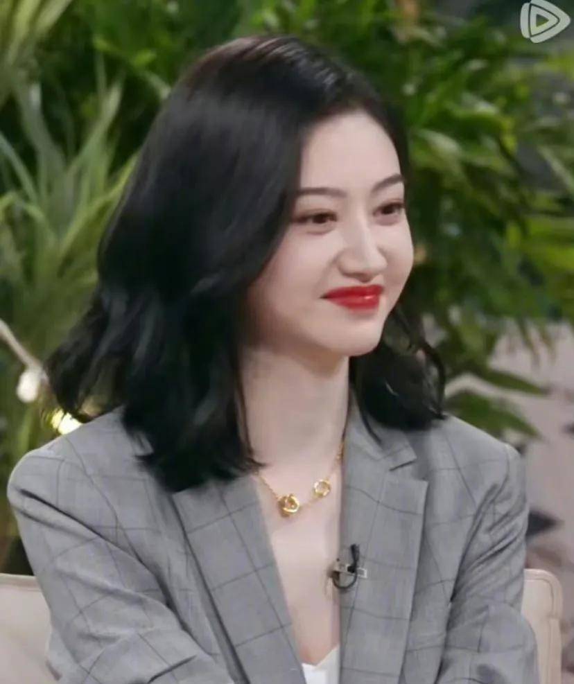 制造黄色谣言,假装ai换脸整视频等手段,打着景甜的名号卖片赚钱,真的