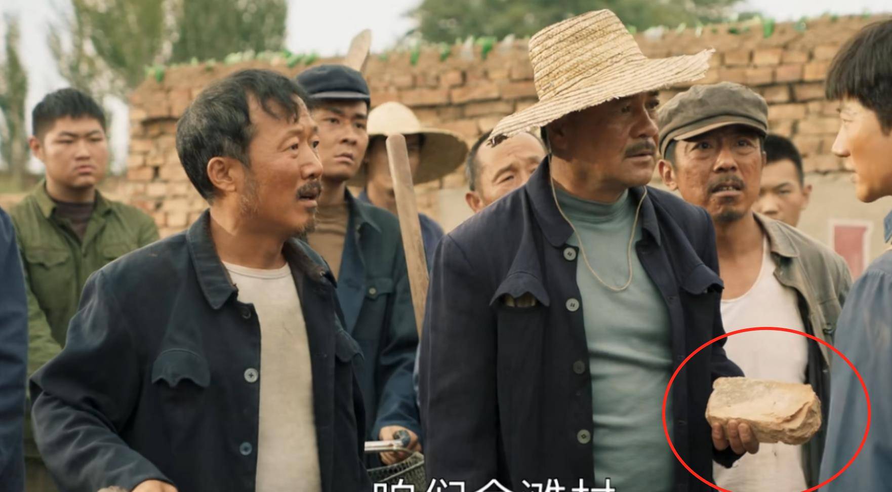 第一次是陈县长"威胁"老师让他教农民技术,威胁后跑了;《山海情》看了