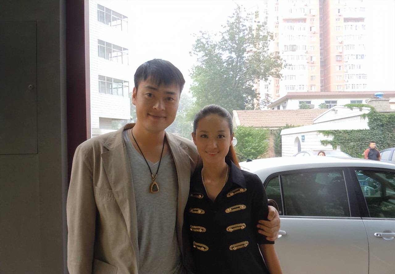 关思婷也是一个演员,但是相比于表演事业,男友张桐的身心状况对她而言