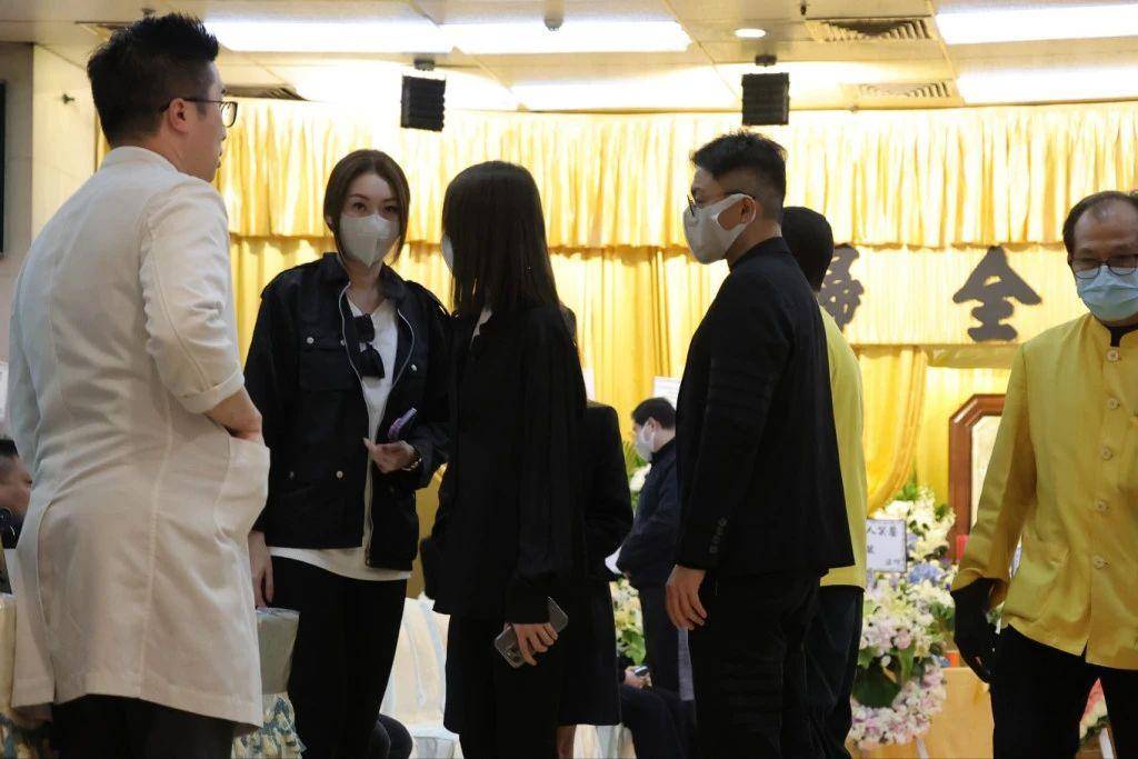 灵堂布置简洁,横匾写着"福寿全归",庄太的心型花牌放在2023,旁边则有