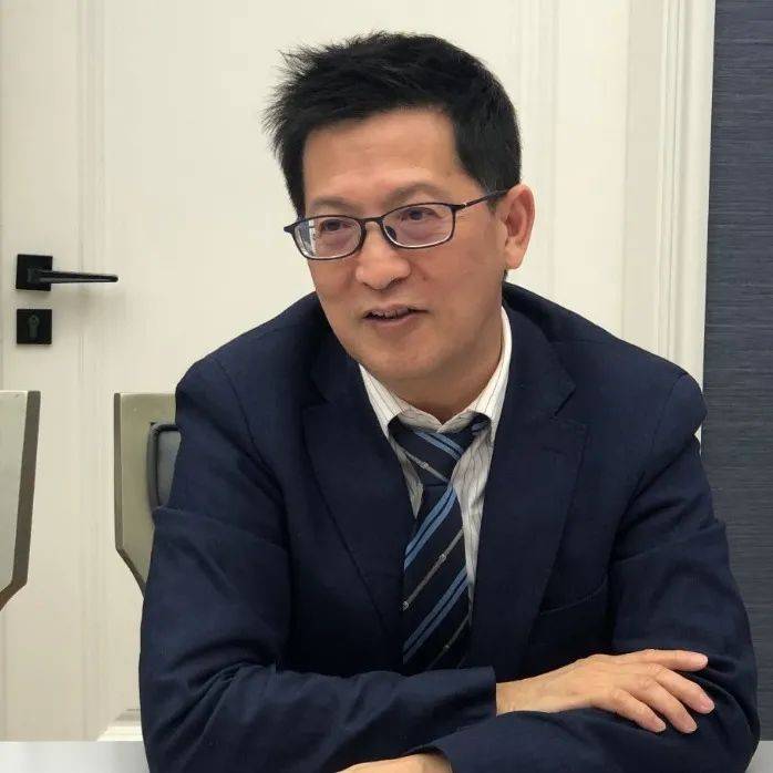 发改局局长陈芑翔,营商环境局局长周清彬,大商汇教育集团创办人王成