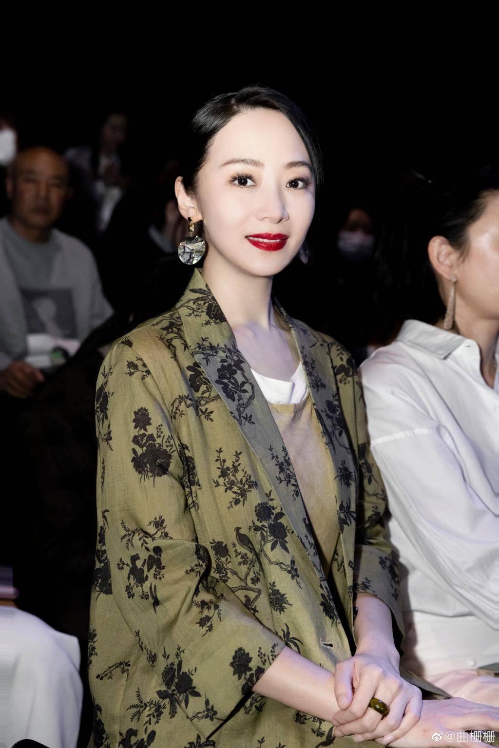 之间仿佛隔出了一个天然的屏障;普普通通一张曲栅栅的坐着看秀的图