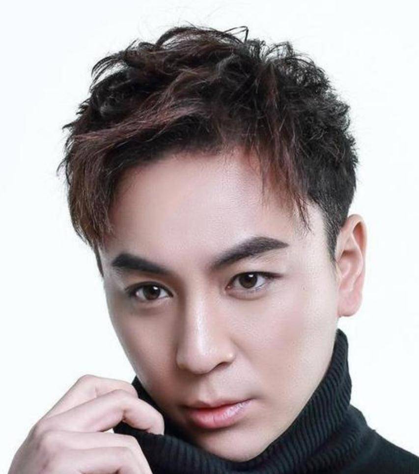 释小龙从小学习功夫,也凭借功夫名声大增,只不过随着年龄增大名气逐渐