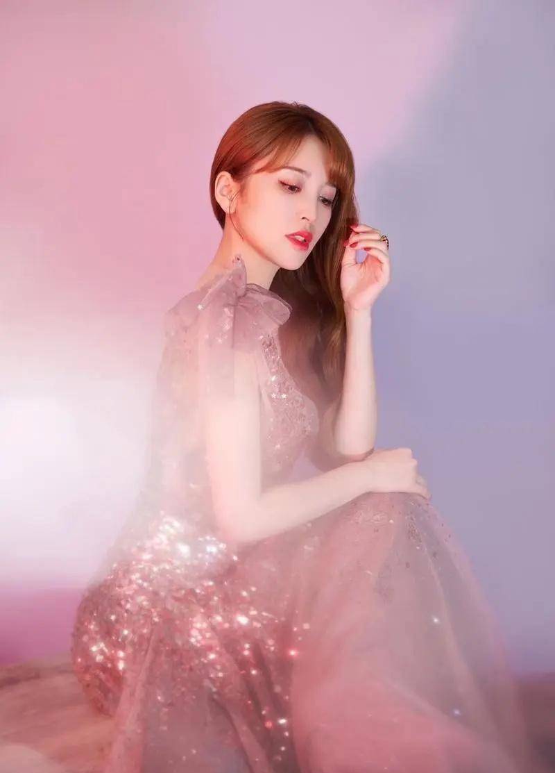 金莎,真是坠入爱河了,像个小女生一样?很像是之前的唐嫣?