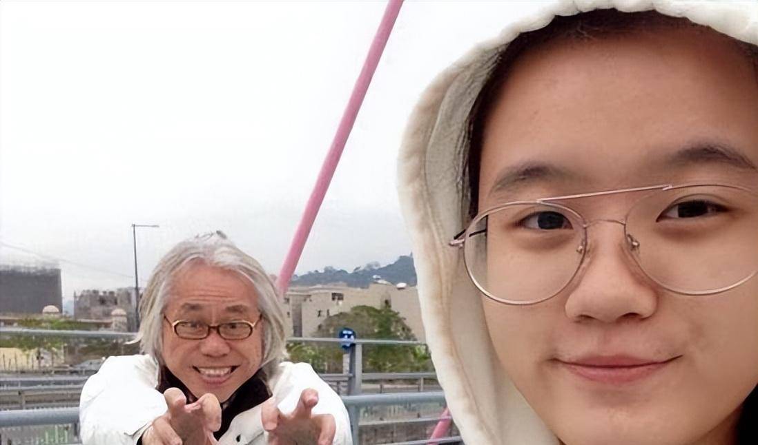 66岁爷孙恋李坤城离世,相恋10年无子女,千万遗产留给小40岁女友