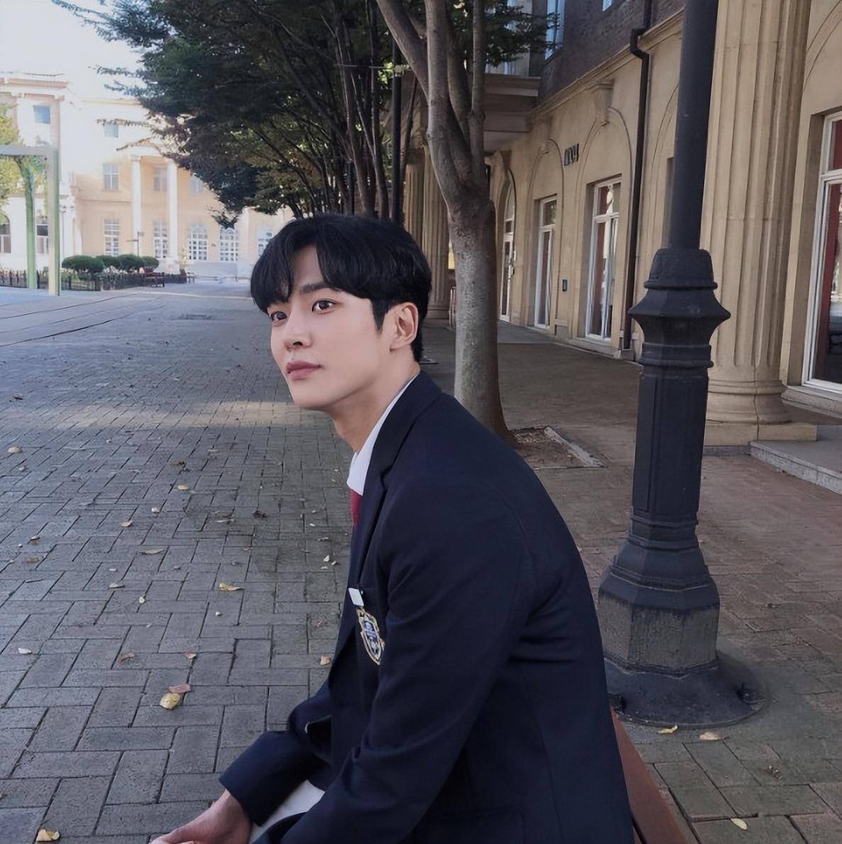 路云于2019年时主演韩剧《偶然发现的一天》人气大飙升,剧中路云主演