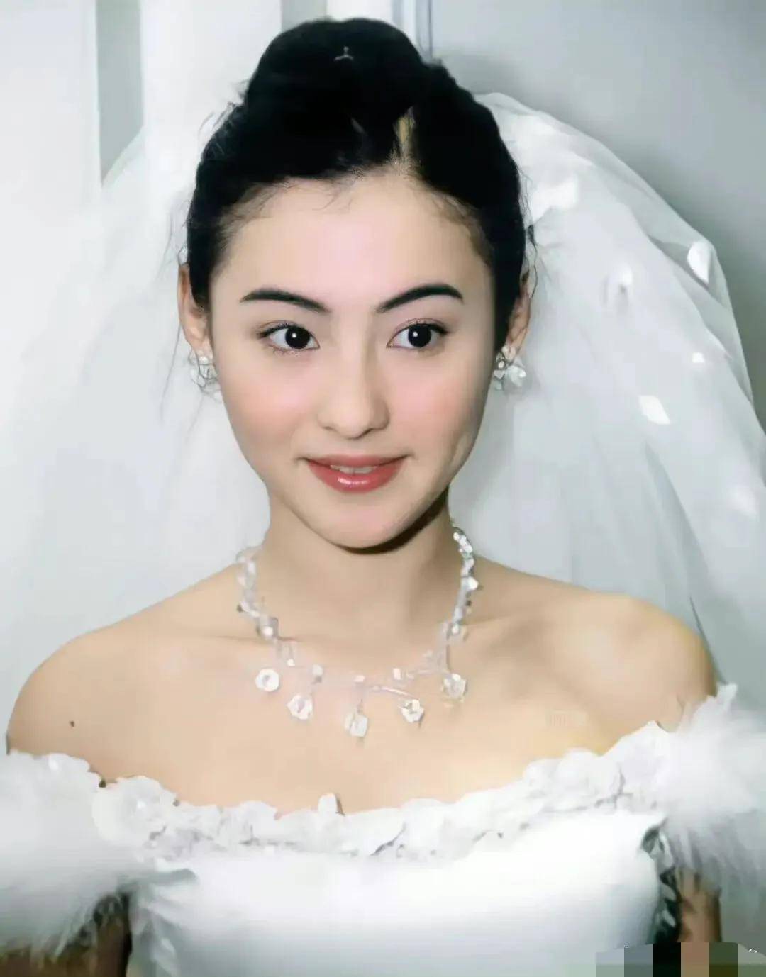 女星复古婚纱造型洪欣最美宋祖儿艳压群芳毛晓彤最甜美