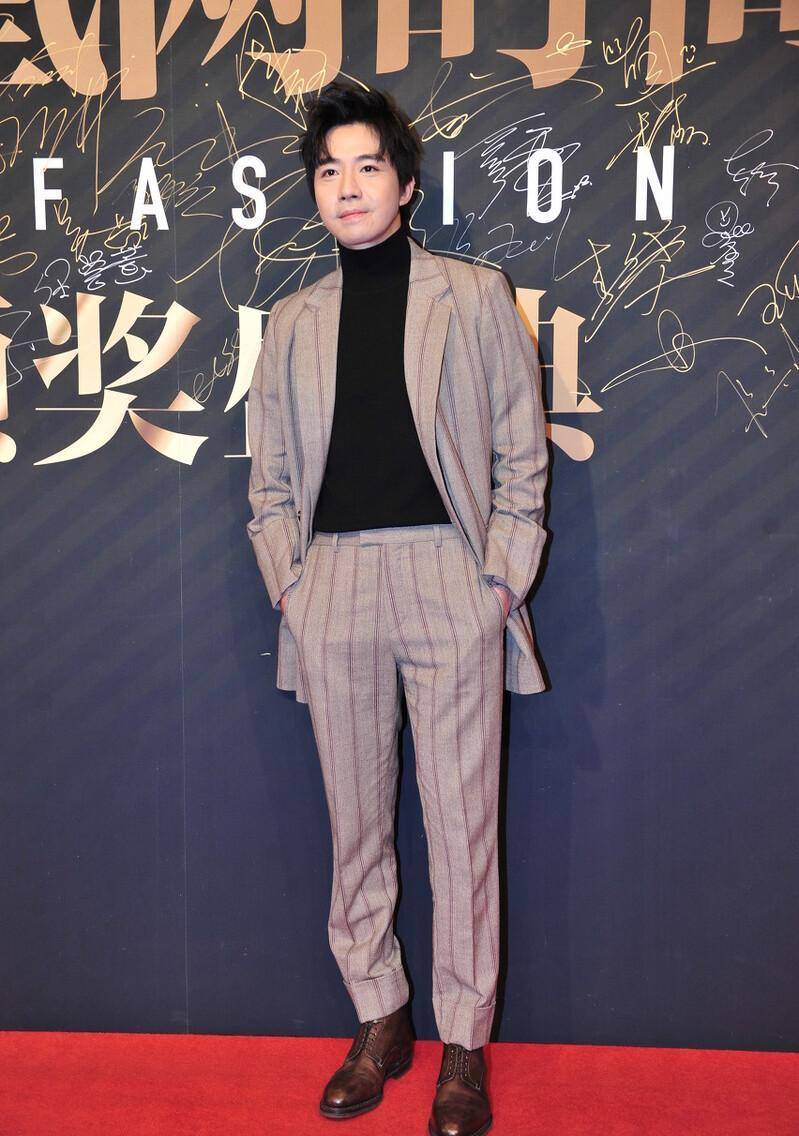 俞灏明街头高调恩爱,《他是谁》"赵世杰"好评如潮_角色_反派_写真