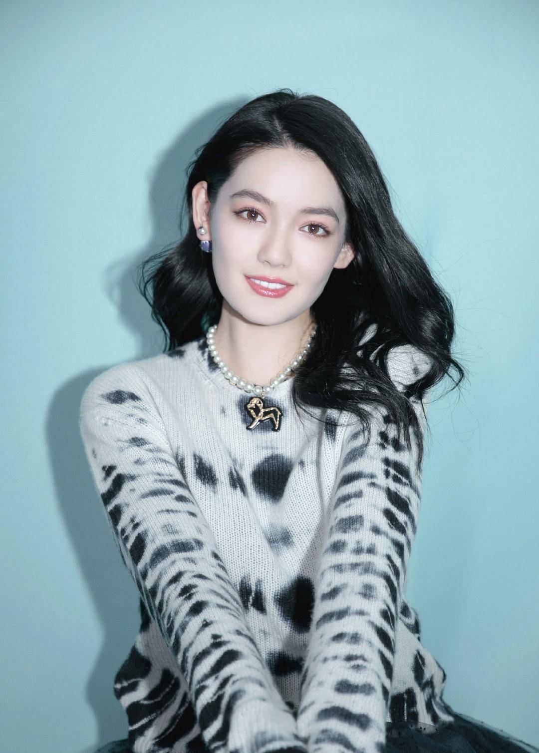 在李颖诗发展事业的时候,她的父亲李崇霄倒是放慢了脚步,其实在早些