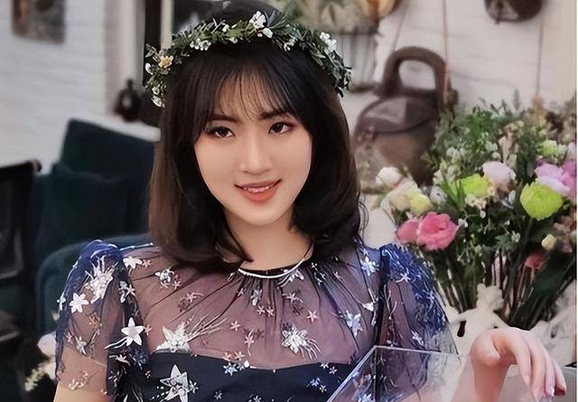 妻姚凌:容貌柔美,和男子差30岁,曾经是一位优秀的秘书_工作_安娜_华为