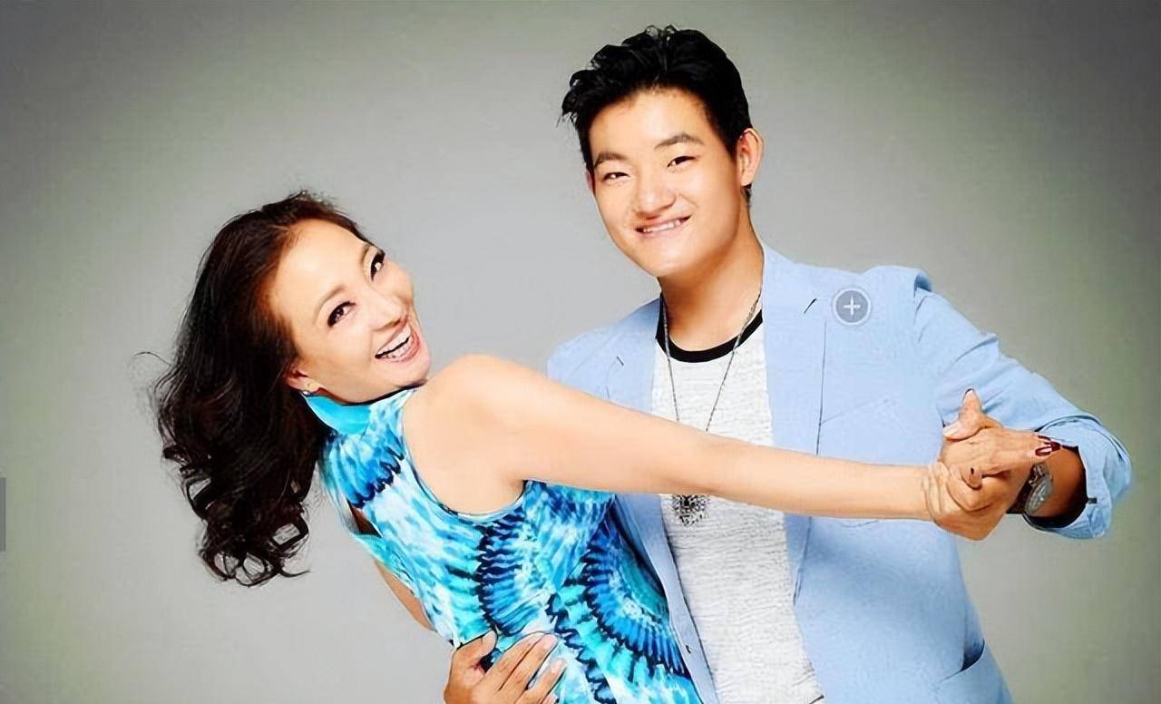 "紧接着,马羚向儿子吐露出了隐瞒了七年的秘密:她和丈夫早就离婚了