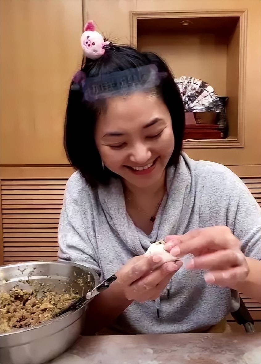 所以方琼依旧在荧幕前奋斗,之后又主持了《家政女皇》以及湖南卫视的