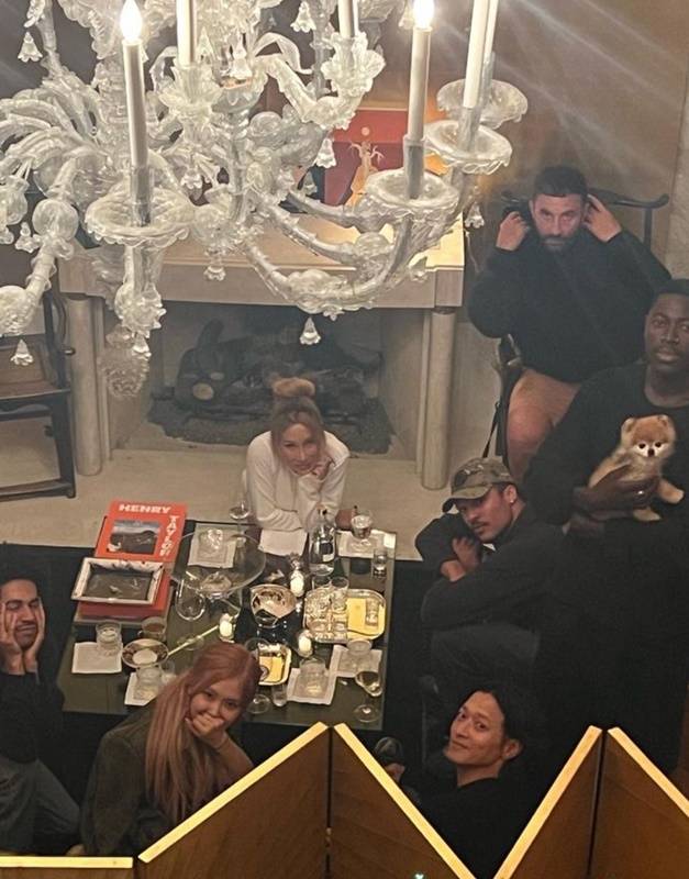 在公开的照片中,拍摄地点据悉是位于美国洛杉矶的"eva chow"豪宅