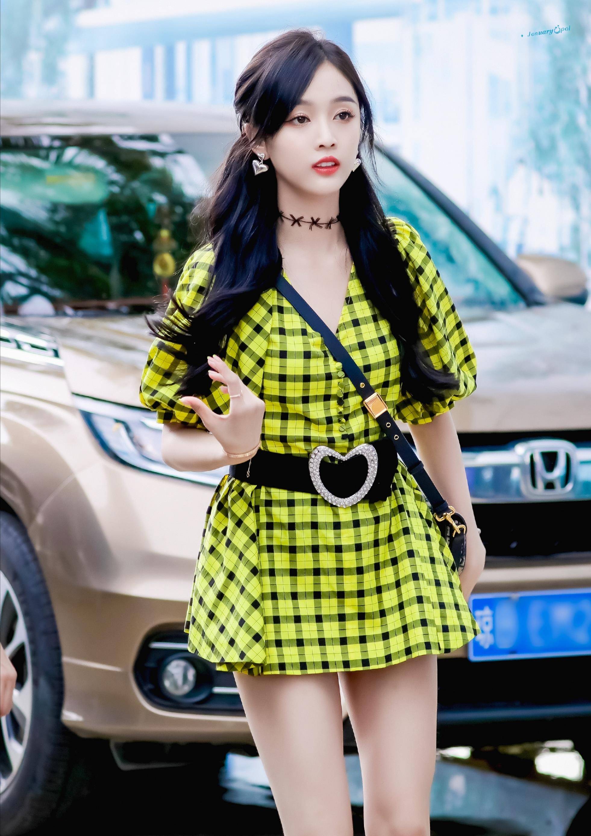 一般人穿土里土气的黄色格子裙,吴宣仪穿得清新靓丽,全靠颜值支撑