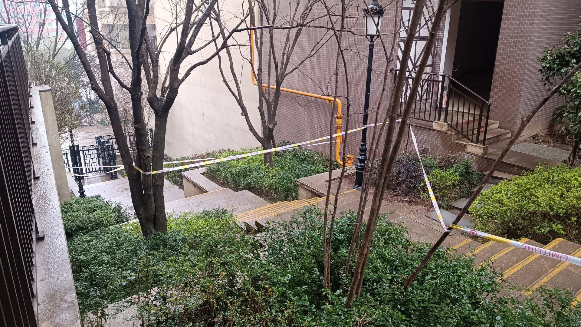 男孩扔木块砸死老人 父母:无钱赔偿，物业称没责任，家属起诉