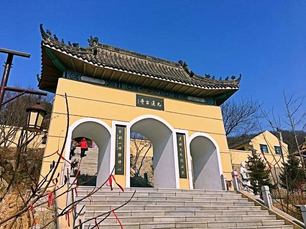 九莲寺坐落于大连市金州区石河九莲山,这里山峰奇秀,蜿蜒起伏,倚山