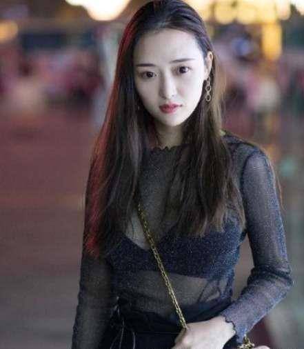 丰满小姐姐的大开口吊带vs时尚透视装,蜂腰长腿,女人味满满_美女_带着